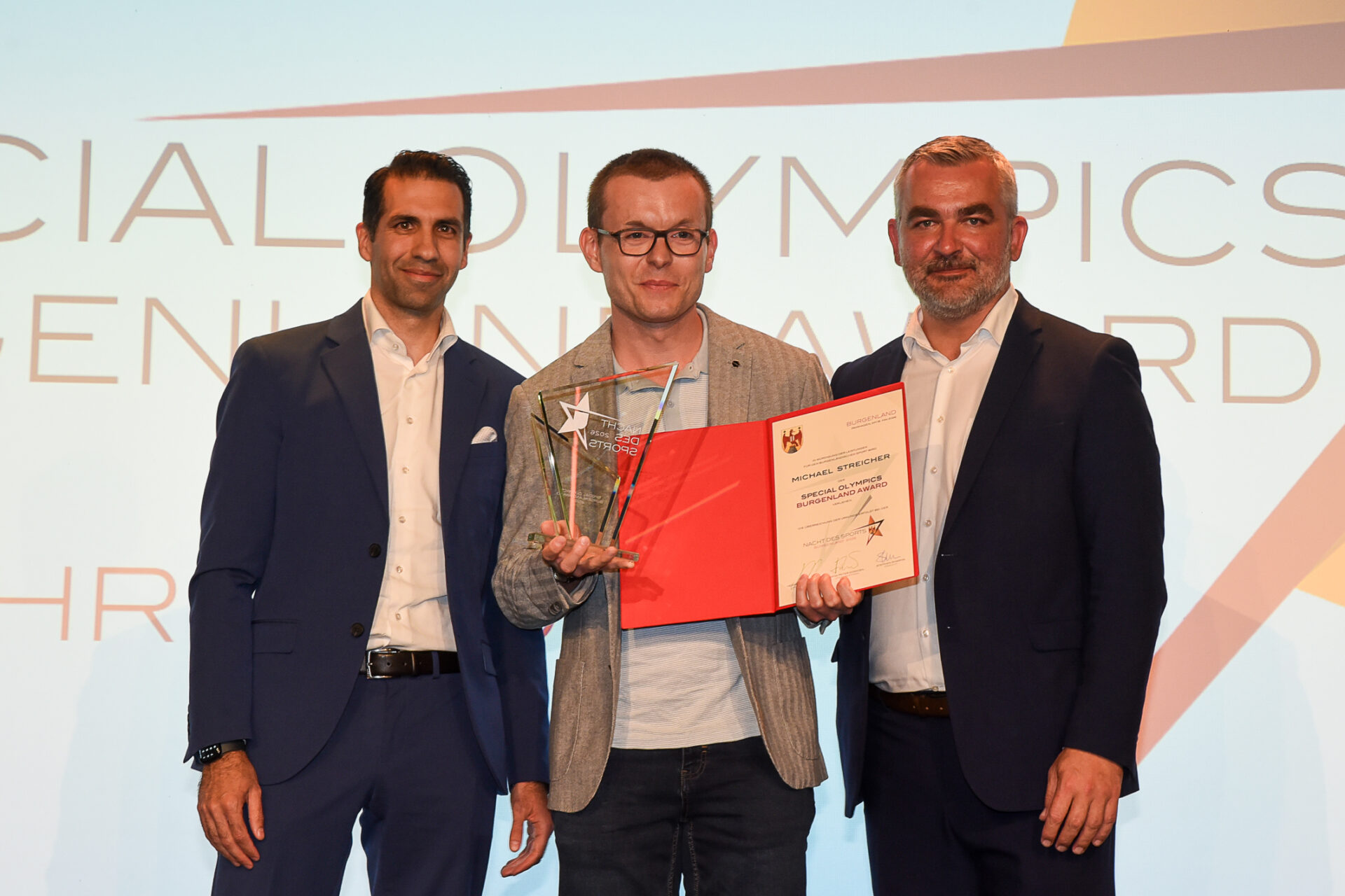 Sportlandesrat Heinrich Dorner und Stephan Sharma, Präsident des Landesverbandes von Special Olympics Burgenland, mit Michael Streicher